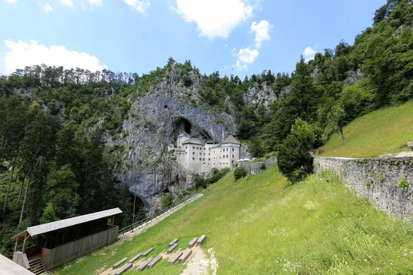 スロベニアの山の絶壁の上の崖にある Predjam — ストック写真