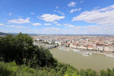 Gellrt tepeden tuna ve Budapeşte, Macaristan'ın başkenti görülebilir. 