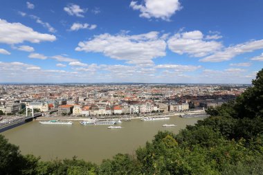 Gellrt tepeden tuna ve Budapeşte, Macaristan'ın başkenti görülebilir. 