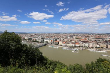Gellrt tepeden tuna ve Budapeşte, Macaristan'ın başkenti görülebilir. 