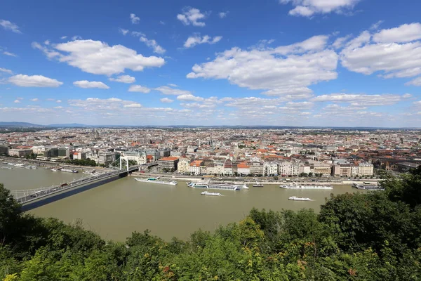 Gellrt tepeden tuna ve Budapeşte, Macaristan'ın başkenti görülebilir. 
