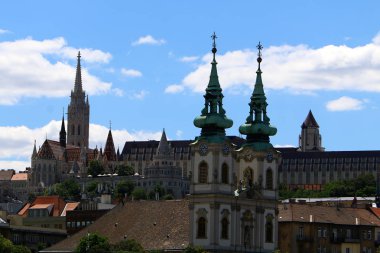 Gellrt tepeden tuna ve Budapeşte, Macaristan'ın başkenti görülebilir. 