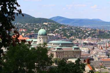 Gellrt tepeden tuna ve Budapeşte, Macaristan'ın başkenti görülebilir. 