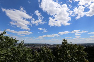 Gellrt tepeden tuna ve Budapeşte, Macaristan'ın başkenti görülebilir. 
