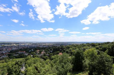 Gellrt tepeden tuna ve Budapeşte, Macaristan'ın başkenti görülebilir. 