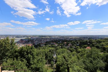Gellrt tepeden tuna ve Budapeşte, Macaristan'ın başkenti görülebilir. 
