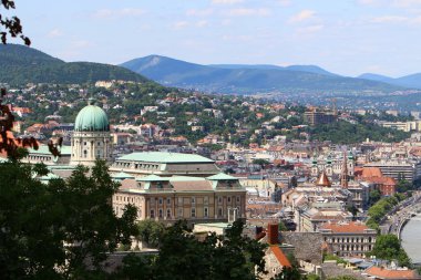 Gellrt tepeden tuna ve Budapeşte, Macaristan'ın başkenti görülebilir. 