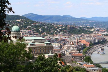 Gellrt tepeden tuna ve Budapeşte, Macaristan'ın başkenti görülebilir. 