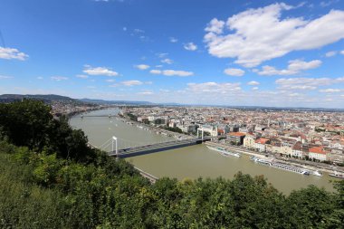 Gellrt tepeden tuna ve Budapeşte, Macaristan'ın başkenti görülebilir. 