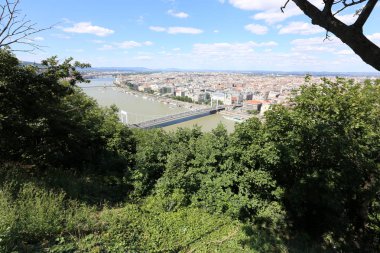 Gellrt tepeden tuna ve Budapeşte, Macaristan'ın başkenti görülebilir. 