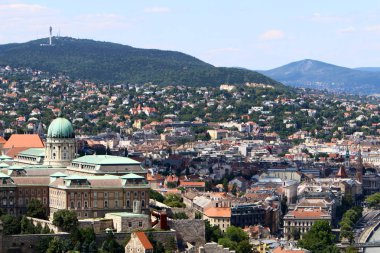 Gellrt tepeden tuna ve Budapeşte, Macaristan'ın başkenti görülebilir. 