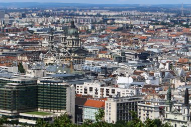Gellrt tepeden tuna ve Budapeşte, Macaristan'ın başkenti görülebilir. 