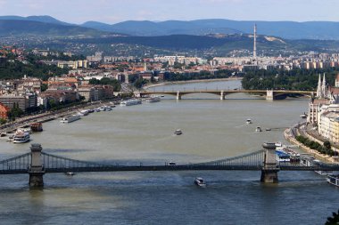 Gellrt tepeden tuna ve Budapeşte, Macaristan'ın başkenti görülebilir. 