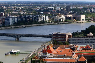 Gellrt tepeden tuna ve Budapeşte, Macaristan'ın başkenti görülebilir. 