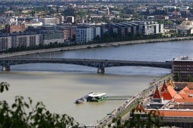 Gellrt tepeden tuna ve Budapeşte, Macaristan'ın başkenti görülebilir. 