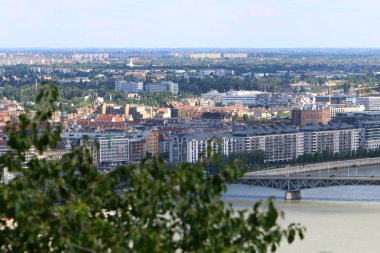Gellrt tepeden tuna ve Budapeşte, Macaristan'ın başkenti görülebilir. 