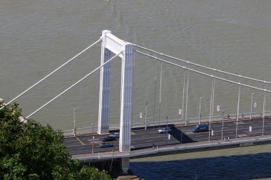 Gellrt tepeden tuna ve Budapeşte, Macaristan'ın başkenti görülebilir. 