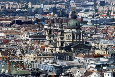 Gellrt tepeden tuna ve Budapeşte, Macaristan'ın başkenti görülebilir. 