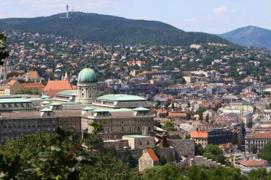 Gellrt tepeden tuna ve Budapeşte, Macaristan'ın başkenti görülebilir. 
