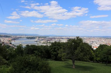 Gellrt tepeden tuna ve Budapeşte, Macaristan'ın başkenti görülebilir. 
