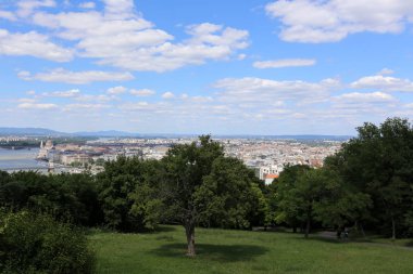 Gellrt tepeden tuna ve Budapeşte, Macaristan'ın başkenti görülebilir. 