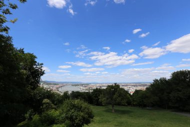 Gellrt tepeden tuna ve Budapeşte, Macaristan'ın başkenti görülebilir. 