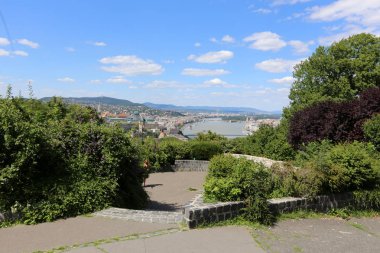 Gellrt tepeden tuna ve Budapeşte, Macaristan'ın başkenti görülebilir. 