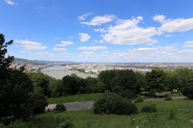 Gellrt tepeden tuna ve Budapeşte, Macaristan'ın başkenti görülebilir. 