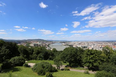 Gellrt tepeden tuna ve Budapeşte, Macaristan'ın başkenti görülebilir. 