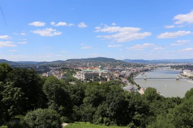 Gellrt tepeden tuna ve Budapeşte, Macaristan'ın başkenti görülebilir. 