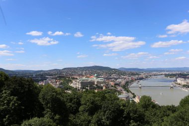 Gellrt tepeden tuna ve Budapeşte, Macaristan'ın başkenti görülebilir. 