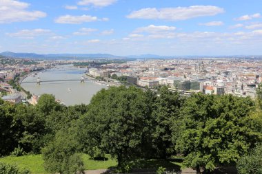 Gellrt tepeden tuna ve Budapeşte, Macaristan'ın başkenti görülebilir. 