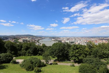 Gellrt tepeden tuna ve Budapeşte, Macaristan'ın başkenti görülebilir. 