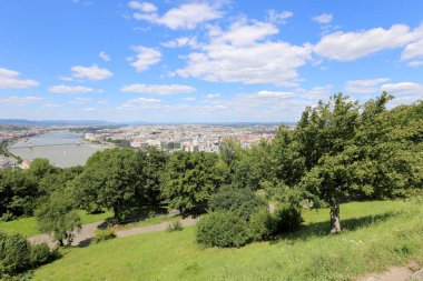 Gellrt tepeden tuna ve Budapeşte, Macaristan'ın başkenti görülebilir. 