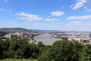 Gellrt tepeden tuna ve Budapeşte, Macaristan'ın başkenti görülebilir. 