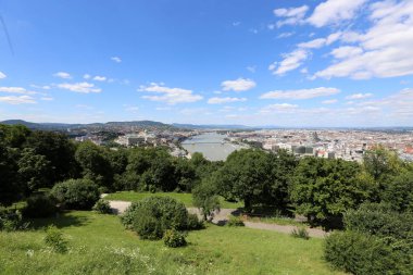 Gellrt tepeden tuna ve Budapeşte, Macaristan'ın başkenti görülebilir. 