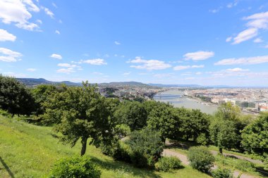 Gellrt tepeden tuna ve Budapeşte, Macaristan'ın başkenti görülebilir. 