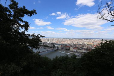 Gellrt tepeden tuna ve Budapeşte, Macaristan'ın başkenti görülebilir. 
