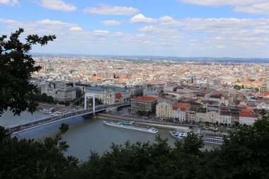 Gellrt tepeden tuna ve Budapeşte, Macaristan'ın başkenti görülebilir. 