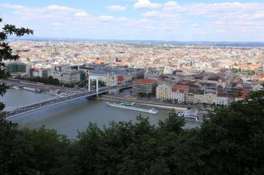 Gellrt tepeden tuna ve Budapeşte, Macaristan'ın başkenti görülebilir. 