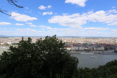 Gellrt tepeden tuna ve Budapeşte, Macaristan'ın başkenti görülebilir. 