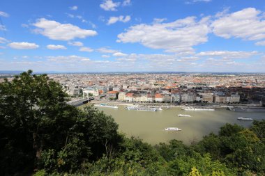 Gellrt tepeden tuna ve Budapeşte, Macaristan'ın başkenti görülebilir. 