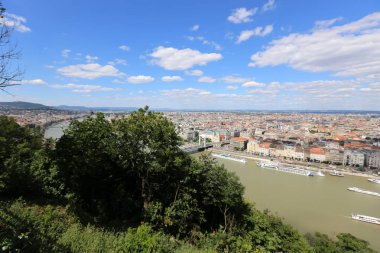 Gellrt tepeden tuna ve Budapeşte, Macaristan'ın başkenti görülebilir. 
