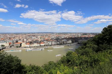 Gellrt tepeden tuna ve Budapeşte, Macaristan'ın başkenti görülebilir. 