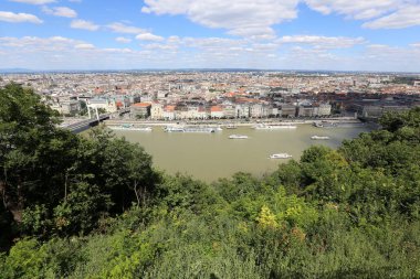 Gellrt tepeden tuna ve Budapeşte, Macaristan'ın başkenti görülebilir. 