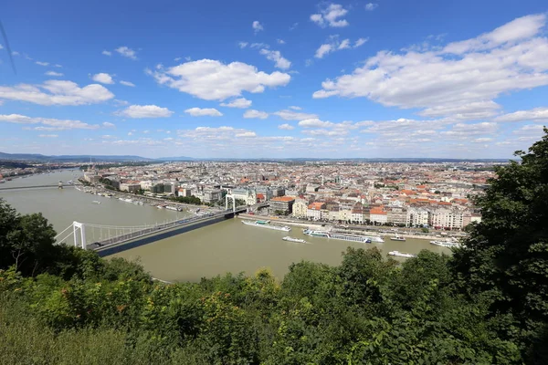 Gellrt tepeden tuna ve Budapeşte, Macaristan'ın başkenti görülebilir. 