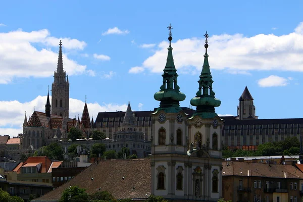 Gellrt tepeden tuna ve Budapeşte, Macaristan'ın başkenti görülebilir. 