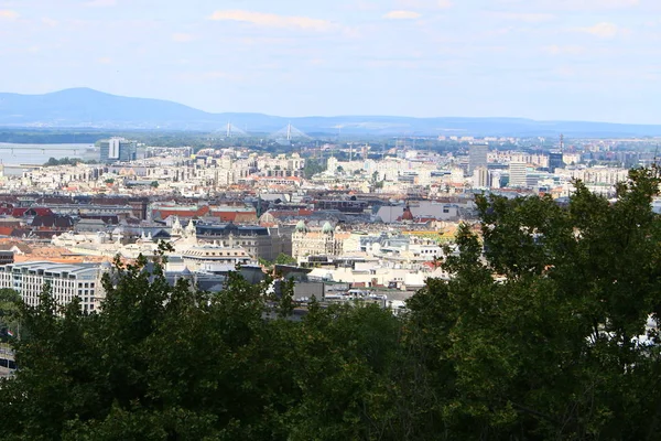 Gellrt の丘からは ドナウ川とハンガリーの首都ブダペストを見ることができます — ストック写真