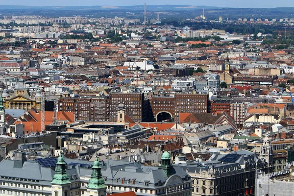 Gellrt tepeden tuna ve Budapeşte, Macaristan'ın başkenti görülebilir. 