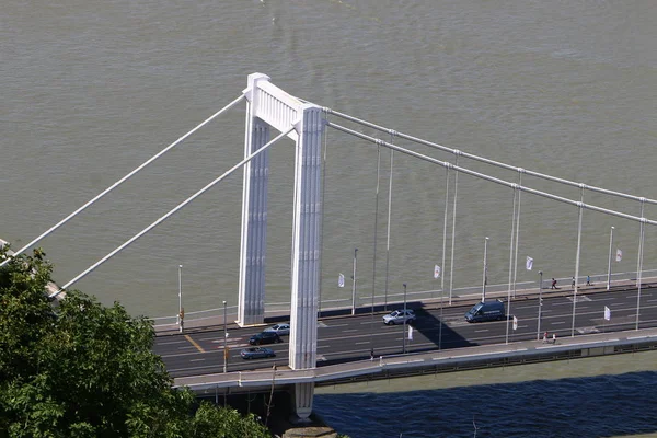 Gellrt tepeden tuna ve Budapeşte, Macaristan'ın başkenti görülebilir. 